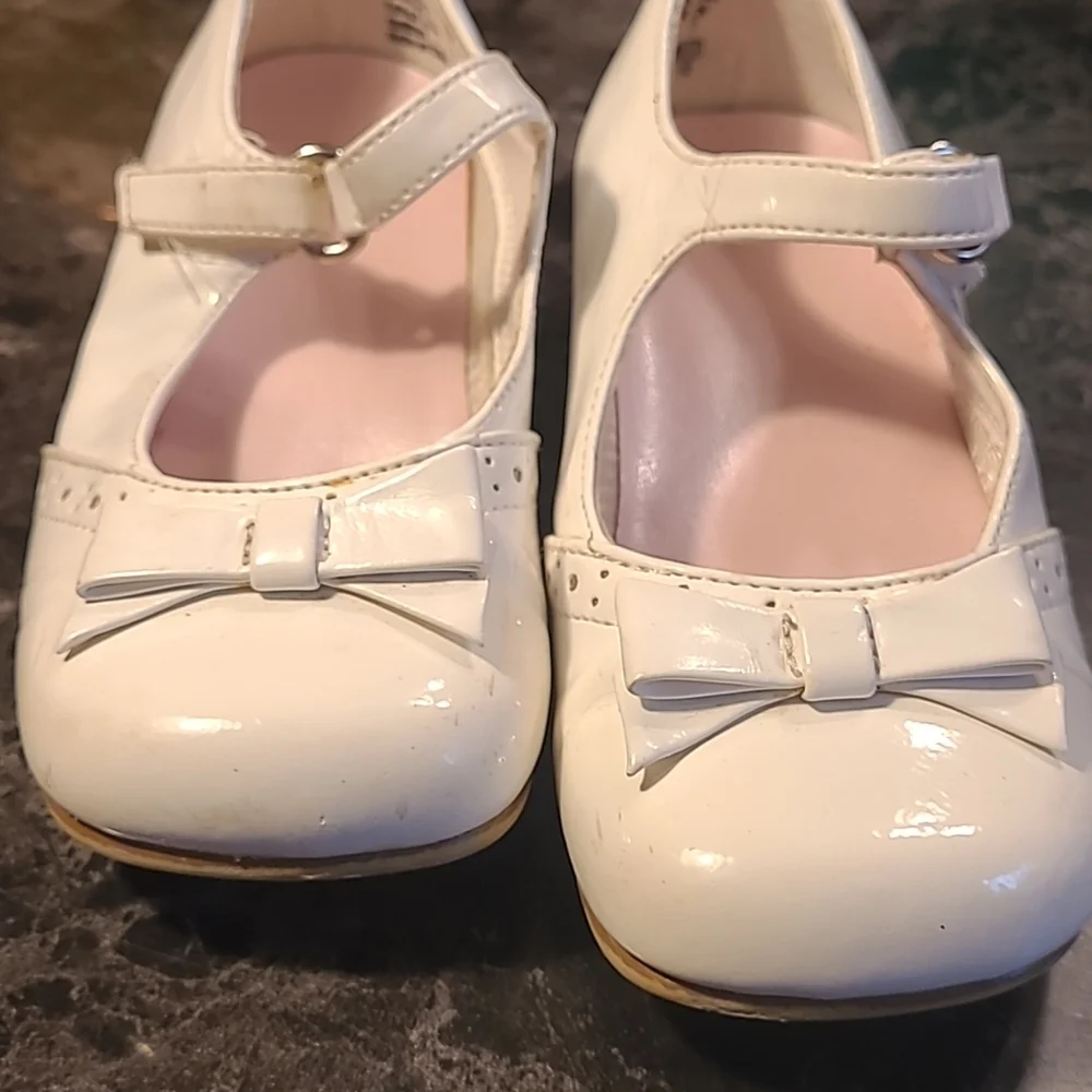 SmartFit Girls 7.5 Shiny patent leather white formal dress shoes
